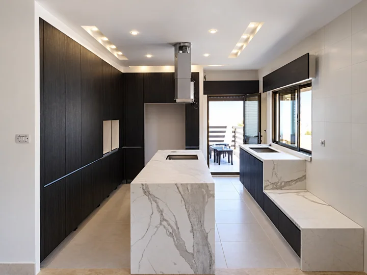 خطوط داكنة ومساحة تحضير — Kitchen One