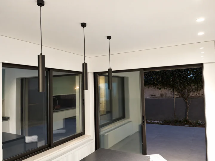زجاج وإضاءة معلّقة — Kitchen One
