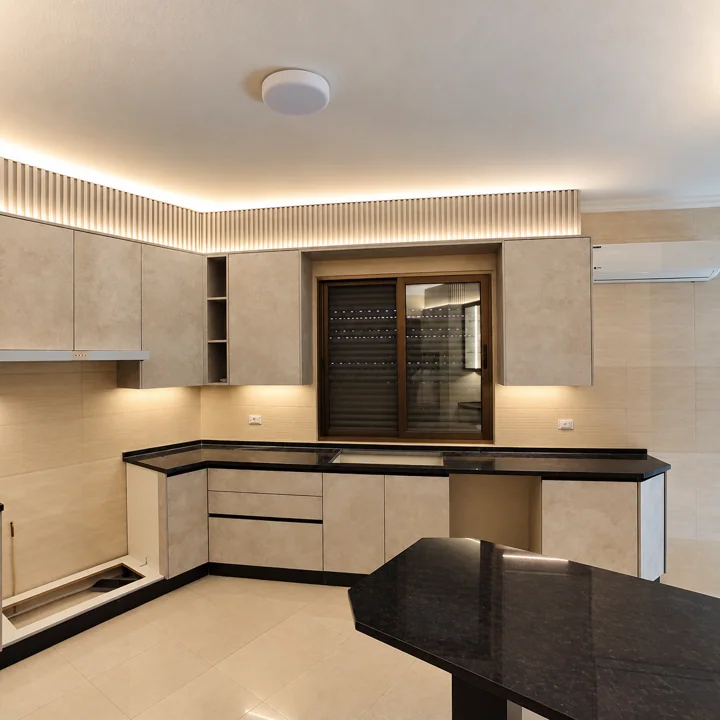 درجات دافئة وجزيرة داكنة — Kitchen One