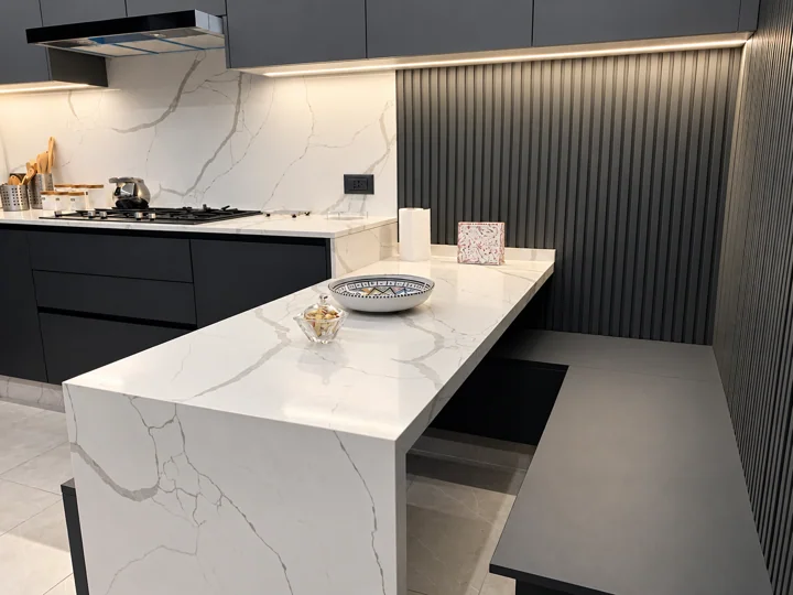 تباين داكن ومساحة للجلوس — Kitchen One