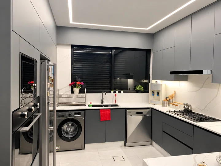 درجات رمادية وتوزيع عملي — Kitchen One