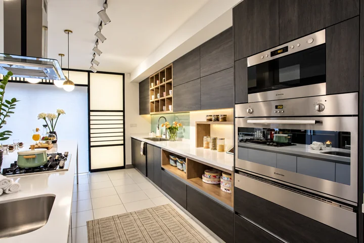 رفوف مفتوحة وأجهزة مدمجة — Kitchen One