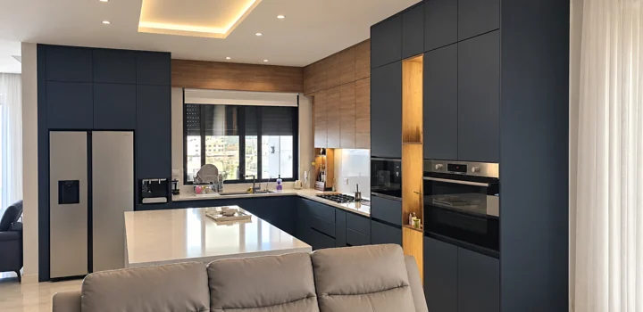 الأزرق والخشب في مساحة واحدة — Kitchen One