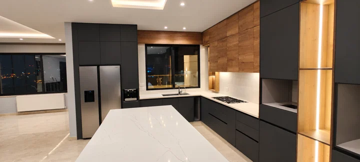 مطبخ داكن وخشب بإضاءة دافئة — Kitchen One