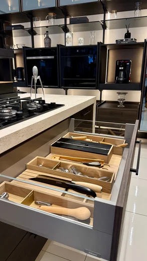 الأدراج والتقسيمات — Kitchen One