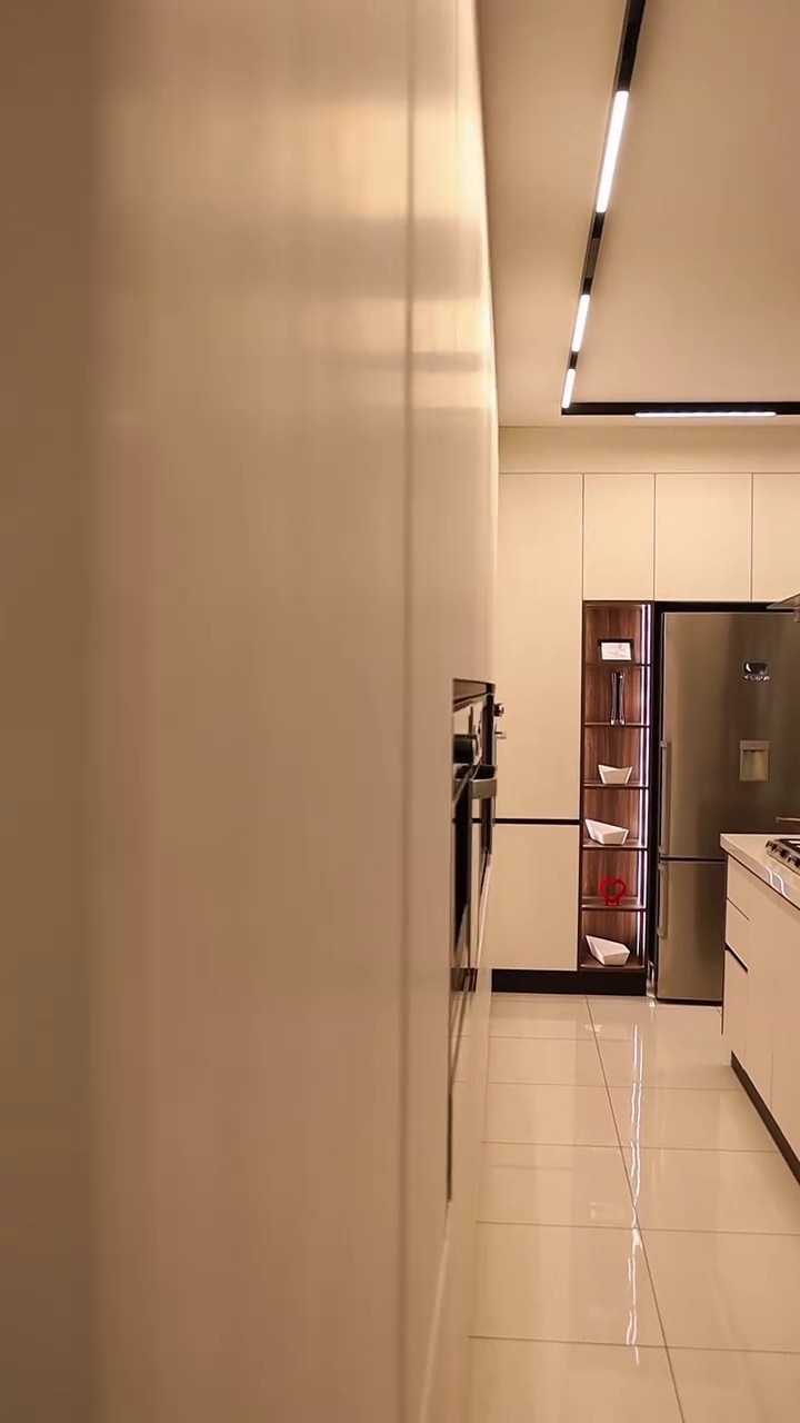 تفاصيل مطبخ بألوان دافئة